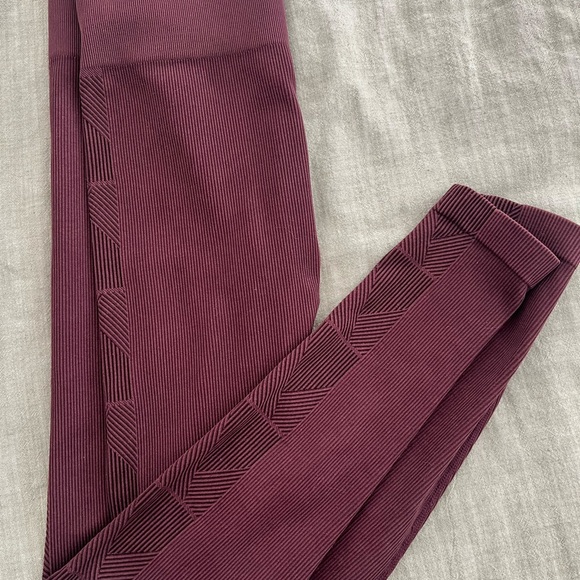 Vuori Ribbed Leggings in Burgundy - Picture 2 of 7